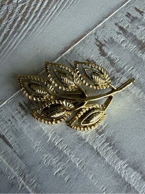 Gerrys Leaf Brooch - gold tone, excellent condition